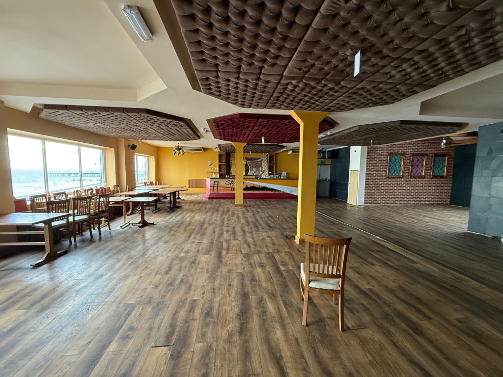 Lot: 90 - FORMER RESTAURANT AND BAR PREMISES FOR IMPROVEMENT AND REPAIR ON THE SEAFRONT - Alternative view of the first floor restaurant area